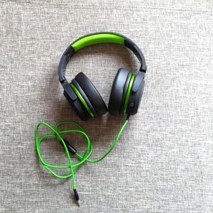Neon green gaming headphones with mic and jack wire.  Adjustable and recratrable